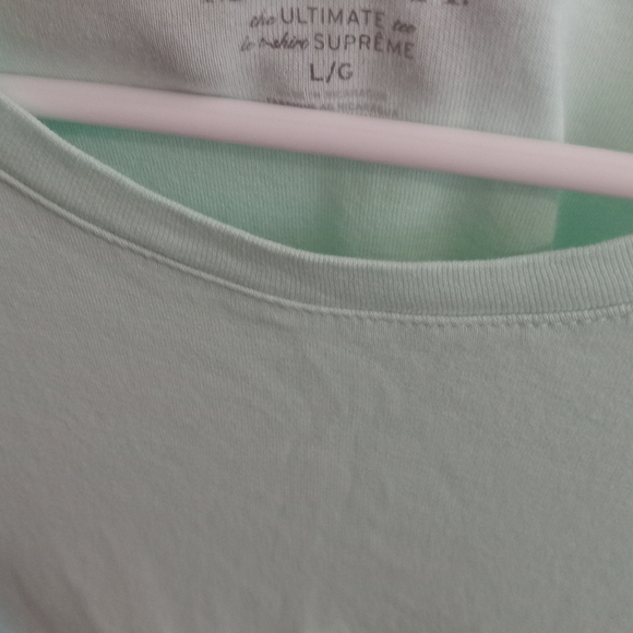 Light green woman's shirt - Picture 3 of 3